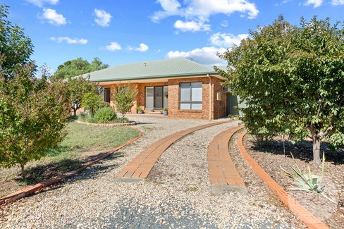 2A Anna Street, URANA NSW 2645