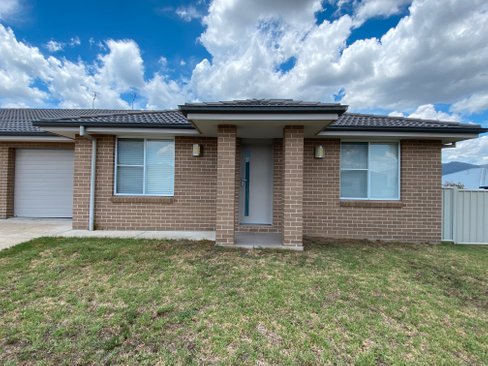 2B Lily Close, KOOTINGAL NSW 2352