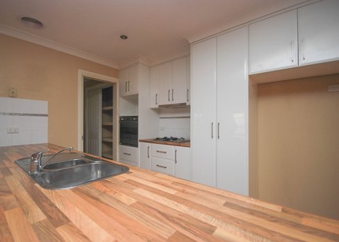 3 Manya Place, GLENFIELD PARK NSW 2650