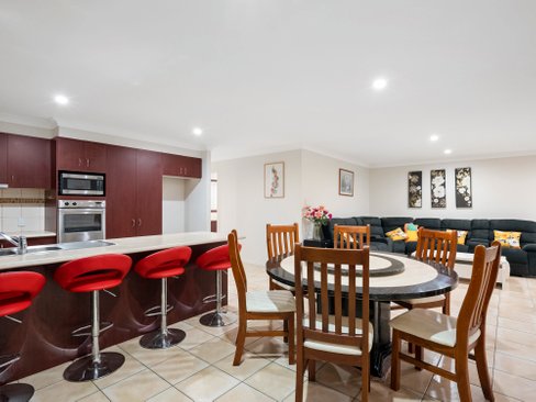 3 Numalla Court, ELANORA QLD 4221