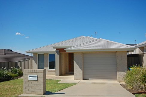 3 Tocal Street, BOURKELANDS NSW 2650