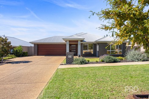 3 Whitten Avenue, BOOROOMA NSW 2650