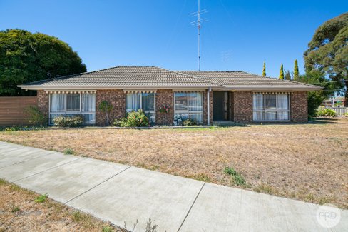 30 Langstaffe Drive, WENDOUREE VIC 3355
