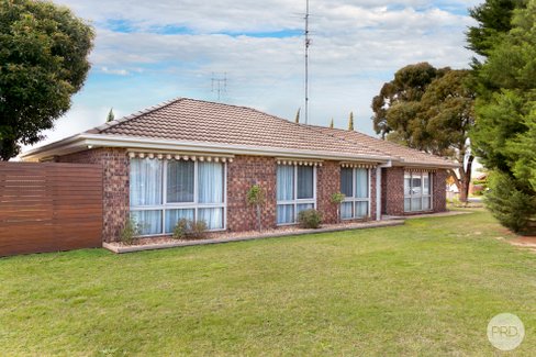 30 Langstaffe Drive, WENDOUREE VIC 3355