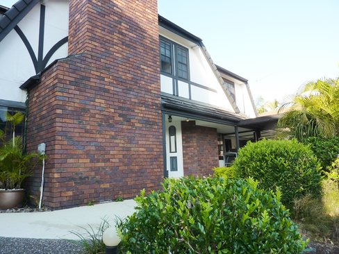 31 Carcoola Street, BENOWA QLD 4217