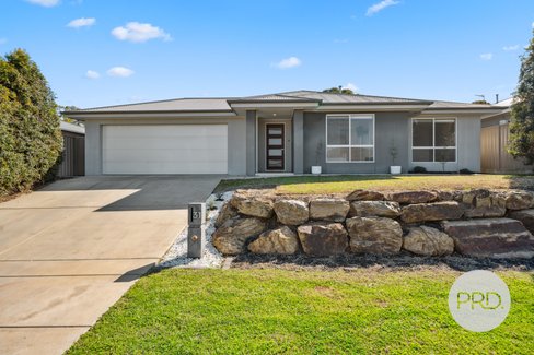 31 Strickland Drive, BOOROOMA NSW 2650
