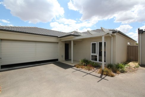 3/11 Lake Street, WENDOUREE VIC 3355