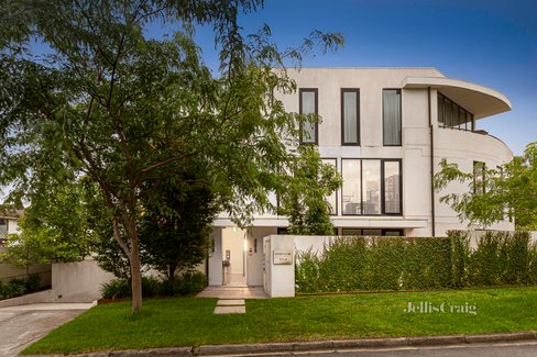 3 14 Martin Court Toorak 3142