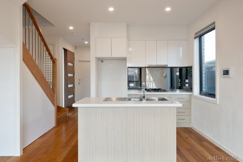 3/166 Rathcown Road Reservoir 3073