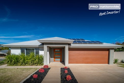 32 Bradman Drive, BOOROOMA NSW 2650