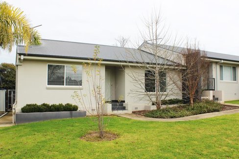 3/2 Cochrane Street, KOORINGAL NSW 2650