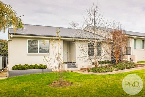 3/2 Cochrane Street, KOORINGAL NSW 2650