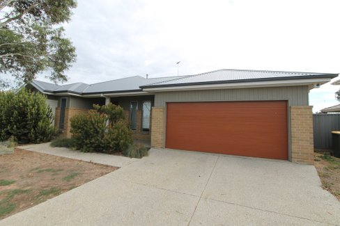 32 Dorset Drive, ALFREDTON VIC 3350