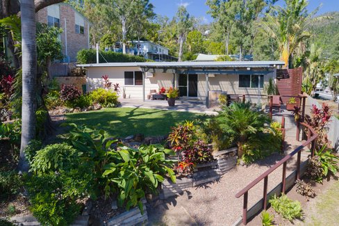 32 Manooka Drive, CANNONVALE QLD 4802