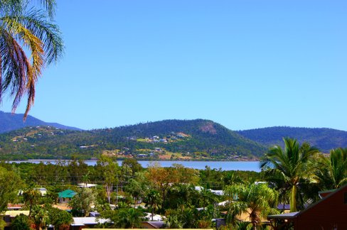 32 Manooka Drive, CANNONVALE QLD 4802