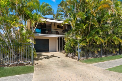 32 Tallebudgera Drive, PALM BEACH QLD 4221