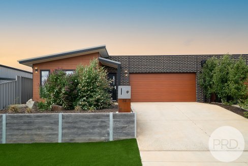 32 Yenda Avenue, GOBBAGOMBALIN NSW 2650