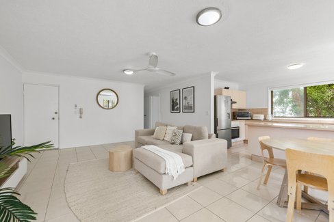 3/2032 Gold Coast Highway, Miami QLD 4220