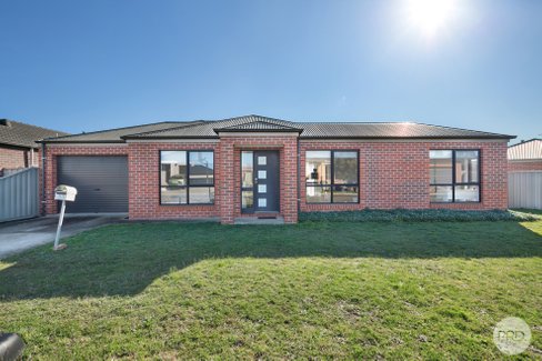 33 Ashwood Gardens, MITCHELL PARK VIC 3355