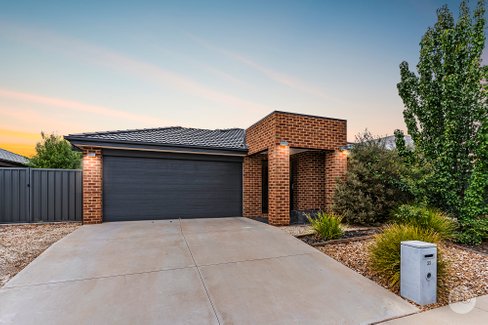 33 Aspect Drive, HUNTLY VIC 3551