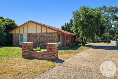 33 Balleroo Crescent, GLENFIELD PARK NSW 2650