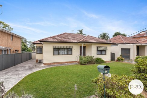 33 Beale Crescent, PEAKHURST NSW 2210