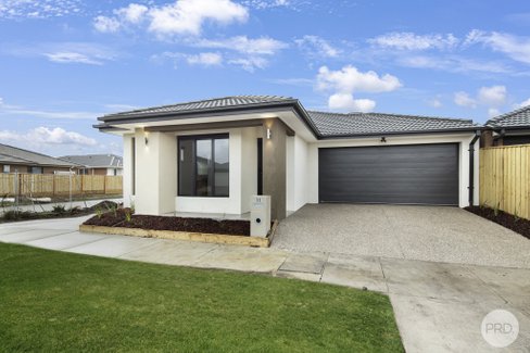 33 Cumberland Boulevard, WINTER VALLEY VIC 3358