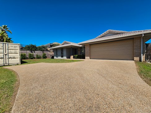 33 Dartmouth Close, CLINTON QLD 4680