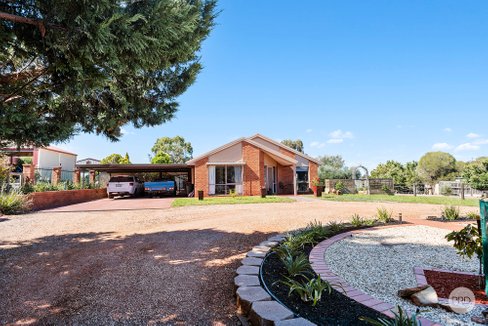 33 Emmaline Drive, MAIDEN GULLY VIC 3551