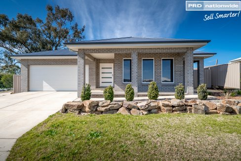 33 Flack Crescent, BOOROOMA NSW 2650