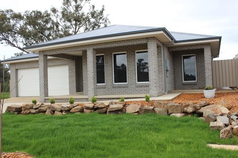 33 Flack Street, BOOROOMA NSW 2650