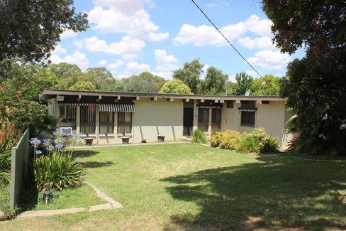 33 Graham Street, LAKE ALBERT NSW 2650