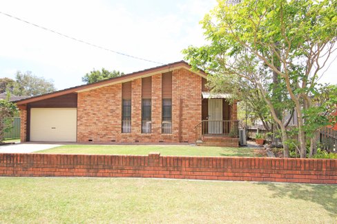 33 Lake Street, LAURIETON NSW 2443