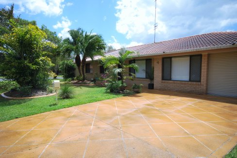 33 Mainsail Street, CURRUMBIN WATERS QLD 4223