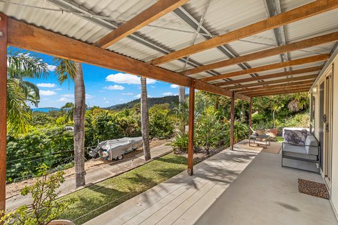 33 Manooka Drive, CANNONVALE QLD 4802
