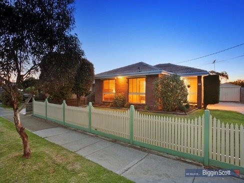 33 McIntyre Drive Altona 3018