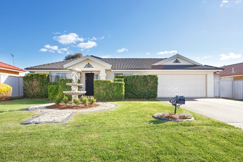 33 Womboin Crescent, GLENFIELD PARK NSW 2650