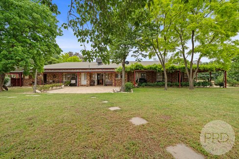 331 Inglewood Road, LAKE ALBERT NSW 2650