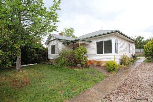 35 Melbourne Road, CRESWICK VIC 3363