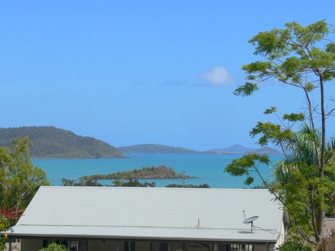 36 Island Drive, CANNONVALE QLD 4802