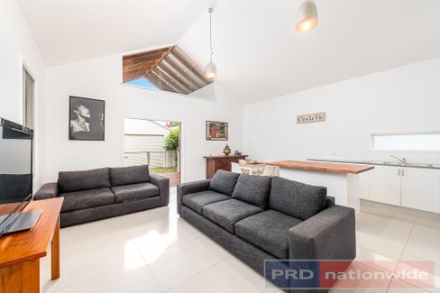36 Kelvin Parade, PICNIC POINT NSW 2213
