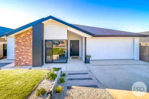 37 Gasnier Loop, BOOROOMA NSW 2650