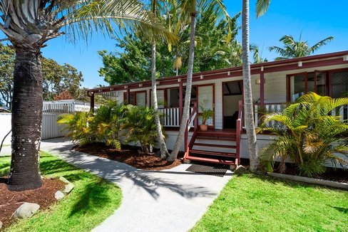 39 Warana Avenue, SOUTHPORT QLD 4215