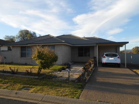 39 Warburton Drive, TAMWORTH NSW 2340