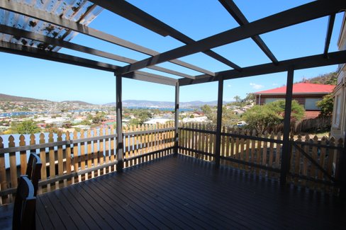 3a/8 Tianna Road, LINDISFARNE TAS 7015