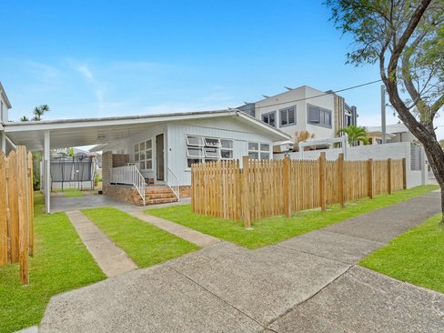 4 Banksia Broadway, Burleigh Heads QLD 4220