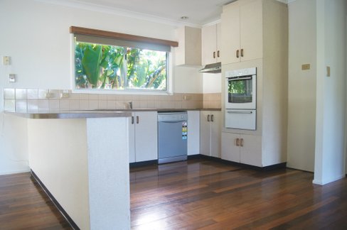 4 Banksia Court, CANNONVALE QLD 4802