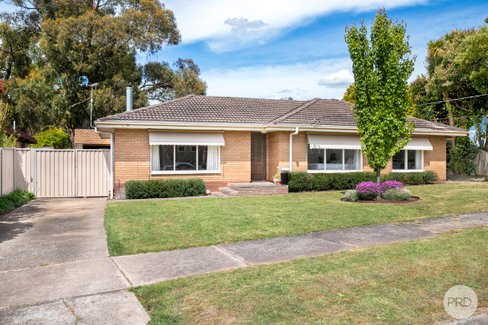 4 Caddy Drive, CRESWICK VIC 3363