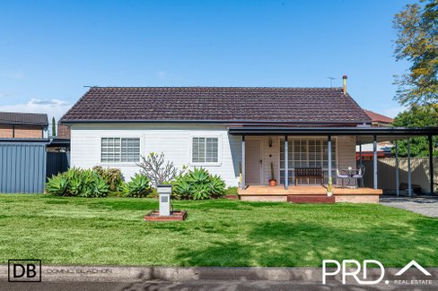 4 Carlowrie Crescent, EAST HILLS NSW 2213