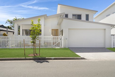 4 Carwell Drive, Burleigh Waters QLD 4220